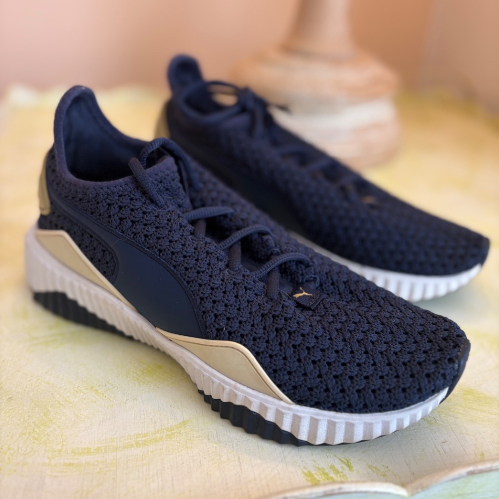 PUMA WOMEN'S ATHLETIC SHOE